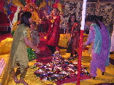 Filles dansant pour la mariée